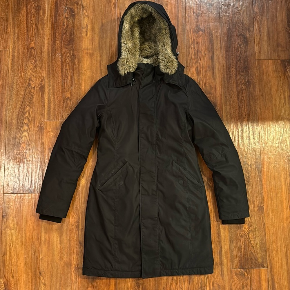Aritzia Babaton goose down faux fur Parker. Waterproof and windproof fabric.